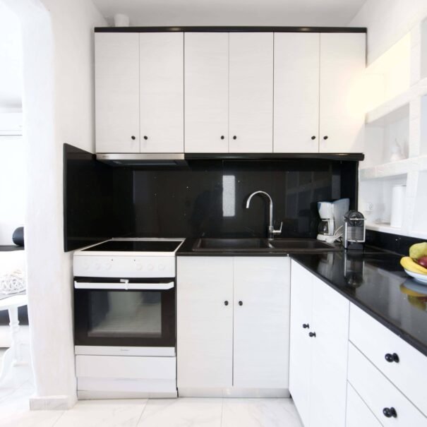 Kitchen appliances side view - White Star Suite